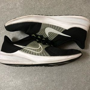 Nike Downshifter 11 Black/White Size 9 Mens No Box.